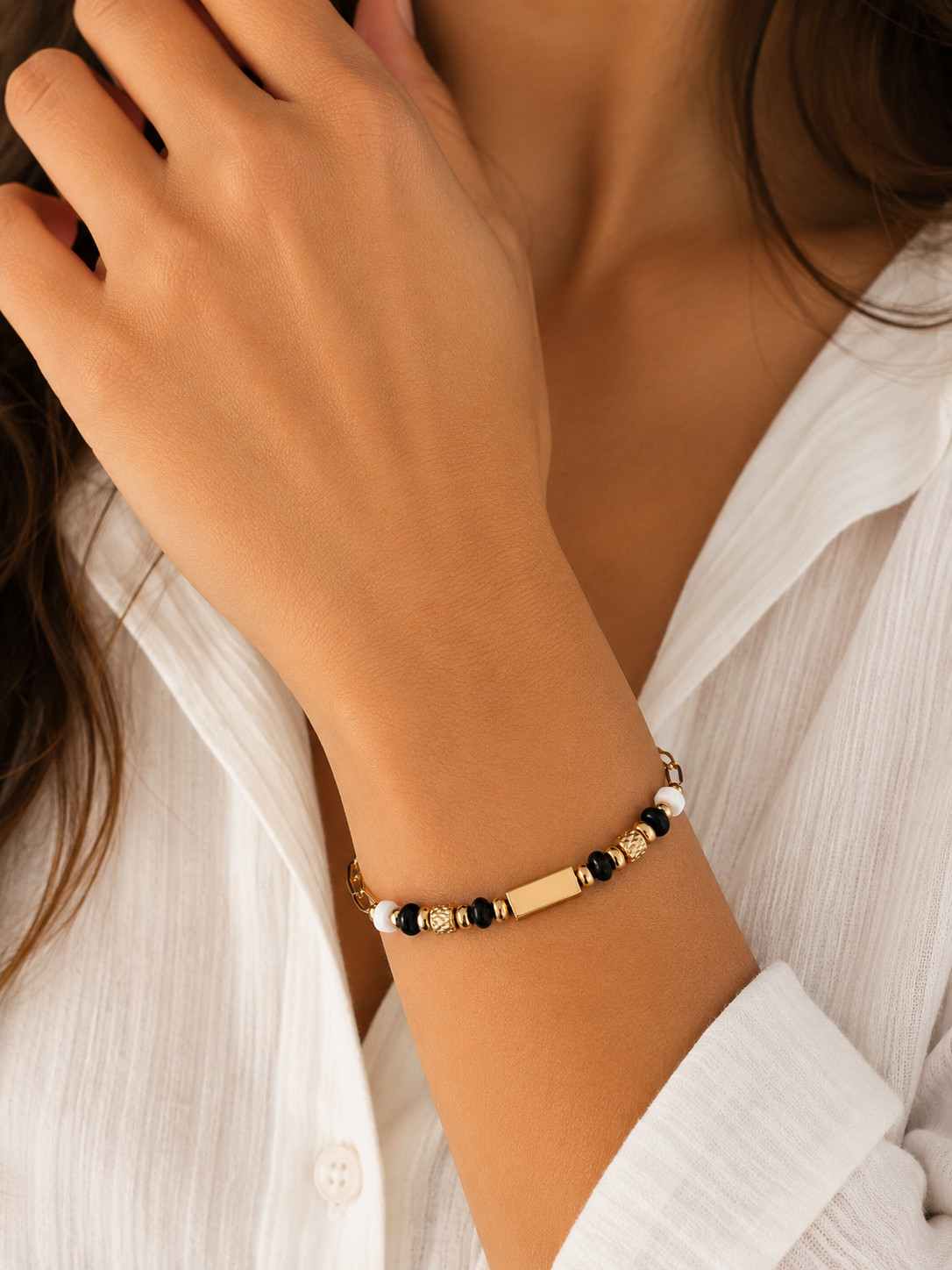 Bracelet Élégance Noir & Blanc Doré – Acier Inoxydable & Perles Minimalistes